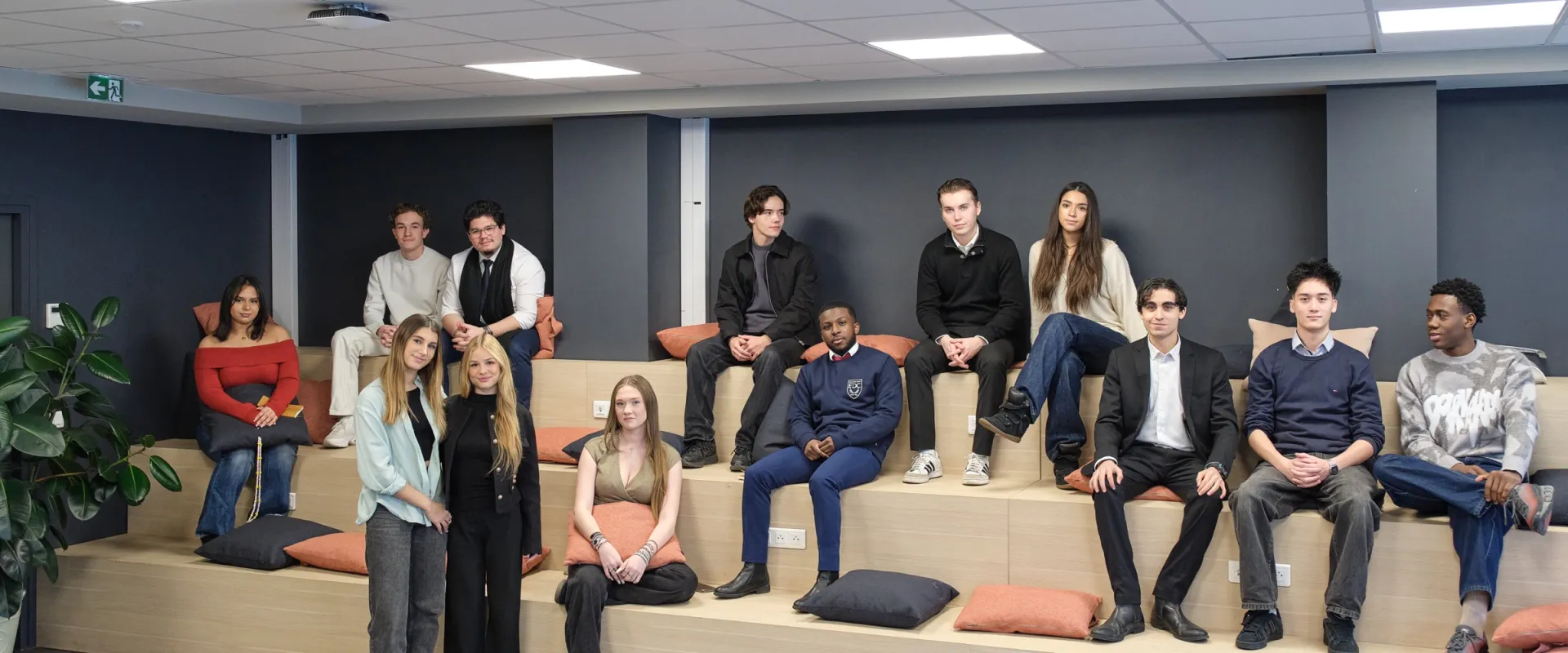 Groupe d'étudiants de l'EDC Paris Business School sur les gradins du campus