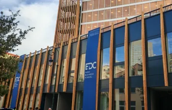 Façade du campus de l'EDC Paris Business School à Puteaux